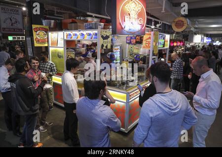 (170425) -- NEW YORK, 25 avril 2017 -- les clients attendent leur Jianbing au kiosque de M. Bing dans l'aire de restauration UrbanSpace à New York, aux États-Unis, le 17 avril 2017. UrbanSpace à Midtown New York est un endroit où les cols blancs viennent déjeuner pendant leurs journées de travail. Depuis quelques mois, les clients font toujours la queue devant un kiosque sous une bannière avec des caractères chinois. Ce que ce kiosque vend est une nourriture chinoise très authentique dans le nord de la Chine -- Jianbing, ou la crêpe chinoise. Le kiosque porte la marque MR. Bing et appartient à Brian Goldberg, qui est né et a grandi à New York. Goldberg est très Banque D'Images