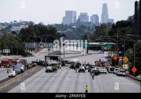 (170426) -- LOS ANGELES, le 26 avril 2017 -- des sauveteurs travaillent sur les lieux après l'écrasement d'un multi-véhicule sur une autoroute près du Griffith Park à Los Angeles, aux États-Unis, le 25 avril 2017. Un crash enflammé impliquant deux grosses plates-formes et plusieurs véhicules de passagers a fait une personne morte et neuf autres blessées, et forcé la fermeture de la Golden State (5) Freeway dans les deux directions ) (gj) U.S.-LOS ANGELES-ACCIDENT ZhaoxHanrong PUBLICATIONxNOTxINxCHN Los Angeles avril 26 2017 travaux de sauvetage SUR les lieux après un Multi Vehicle s'est écrasé SUR une Freeway près du Griffith Park à Los Angeles les États-Unis avril Banque D'Images