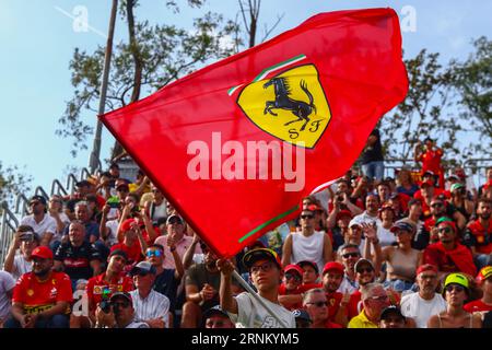 Monza, Italie. 1 septembre 2023. Les fans de Ferrari sont vus lors des essais 2 avant le Grand Prix F1 d'Italie à l'Autodromo Nazionale Monza, le 1 septembre 2023 à Monza, en Italie. (Image de crédit : © Beata Zawrzel/ZUMA Press Wire) USAGE ÉDITORIAL SEULEMENT! Non destiné à UN USAGE commercial ! Crédit : ZUMA Press, Inc./Alamy Live News Banque D'Images