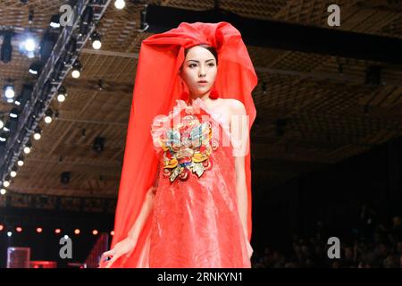 (170426) -- HO CHI MINH VILLE (VIETNAM), 26 avril 2017 -- Miss Vietnam 2014 Nguyen CAO Ky Duyen présente une création du designer vietnamien Nguyen Thuy lors de la Vietnam International Fashion week 2017 à Ho Chi Minh ville, Vietnam, le 26 avril 2017. Vietnam International Fashion week 2017 est ouvert ici du 25 au 28 avril, présentant les dernières créations printemps-été de designers. VIETNAM-HO CHI MINH CITY-INT L FASHION WEEK 2017 HoangxThixHuong PUBLICATIONxNOTxINxCHN Ho Chi Minh City Vietnam avril 26 2017 Miss Vietnam 2014 Nguyen CAO Ky Duyen présente une création de Vietnamien de Banque D'Images