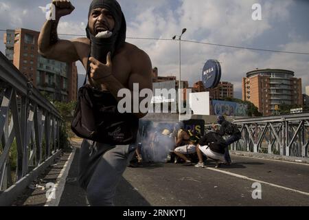 (170427) -- CARACAS, le 27 avril 2017 -- des partisans de l'opposition prennent part à une manifestation à Caracas, Venezuela, le 26 avril 2017. La ministre des Affaires étrangères du Venezuela, Delcy Rodriguez, a déclaré mercredi que le pays quitterait l Organisation des États Américains (OEA). Le Venezuela a été déchiré par une crise politique et économique, qui a dégénéré en affrontements entre partisans du gouvernement et de l'opposition en avril, faisant au moins 29 morts. (fnc) (ce) (gj) VENEZUELA-CARACAS-PROTEST FranciscoxBruzco PUBLICATIONxNOTxINxCHN Caracas avril 27 2017 des partisans de l'opposition prennent part à une manifestation en RCA Banque D'Images