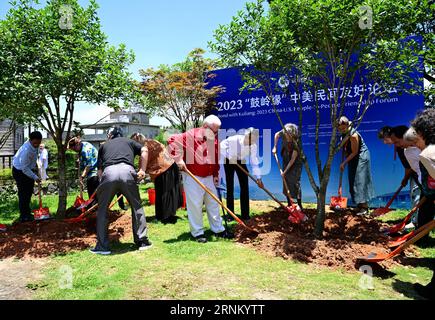 Pékin, province chinoise du Fujian. 28 juin 2023. Les invités participant à un symposium des amis Kuliang plantent des arbres à Fuzhou, dans la province du Fujian, dans le sud-est de la Chine, le 28 juin 2023. POUR ALLER AVEC 'opinion des clients : Réinitialiser les relations sino-américaines par le biais du peuples' crédit : Wei Peiquan/Xinhua/Alamy Live News Banque D'Images