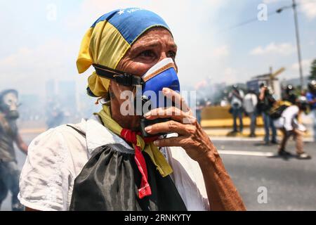 (170427) -- CARACAS, le 27 avril 2017 -- un partisan de l'opposition participe à une manifestation à Caracas, Venezuela, le 26 avril 2017. La ministre des Affaires étrangères du Venezuela, Delcy Rodriguez, a déclaré mercredi que le pays quitterait l Organisation des États Américains (OEA). Le Venezuela a été déchiré par une crise politique et économique, qui a dégénéré en affrontements entre partisans du gouvernement et de l'opposition en avril, faisant au moins 29 morts. Boris Vergara) (fnc) (ce) (gj) VENEZUELA-CARACAS-PROTEST e BorisxVergara PUBLICATIONxNOTxINxCHN Caracas avril 27 2017 à un partisan de l'opposition prend part i. Banque D'Images