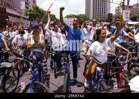 (170427) -- CARACAS, 27 avril 2017 -- des partisans du président du Venezuela Nicolas Maduro participent à une marche de la jeunesse vénézuélienne pour la défense de la paix et contre la violence, à Caracas, Venezuela, le 26 avril 2017. La ministre des Affaires étrangères du Venezuela, Delcy Rodriguez, a déclaré mercredi que le pays quitterait l Organisation des États Américains (OEA). Le Venezuela a été déchiré par une crise politique et économique, qui a dégénéré en affrontements entre partisans du gouvernement et de l'opposition en avril, faisant au moins 29 morts. Gregorio Teran/) (fnc) (ce) (gj) VENEZUELA-CARACAS-PROTEST AVN PUBLICA Banque D'Images