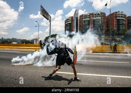 (170427) -- CARACAS, le 27 avril 2017 -- un partisan de l'opposition participe à une manifestation à Caracas, Venezuela, le 26 avril 2017. La ministre des Affaires étrangères du Venezuela, Delcy Rodriguez, a déclaré mercredi que le pays quitterait l Organisation des États Américains (OEA). Le Venezuela a été déchiré par une crise politique et économique, qui a dégénéré en affrontements entre partisans du gouvernement et de l'opposition en avril, faisant au moins 29 morts. Boris Vergara) (fnc) (ce) (gj) VENEZUELA-CARACAS-PROTEST e BorisxVergara PUBLICATIONxNOTxINxCHN Caracas avril 27 2017 à un partisan de l'opposition prend part i. Banque D'Images