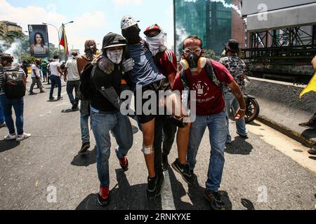 (170427) -- CARACAS, le 27 avril 2017 -- des partisans de l'opposition prennent part à une manifestation à Caracas, Venezuela, le 26 avril 2017. La ministre des Affaires étrangères du Venezuela, Delcy Rodriguez, a déclaré mercredi que le pays quitterait l Organisation des États Américains (OEA). Le Venezuela a été déchiré par une crise politique et économique, qui a dégénéré en affrontements entre partisans du gouvernement et de l'opposition en avril, faisant au moins 29 morts. Boris Vergara) (fnc) (ce) (gj) VENEZUELA-CARACAS-PROTEST e BorisxVergara PUBLICATIONxNOTxINxCHN Caracas avril 27 2017 des partisans de l'opposition participent à un Pr Banque D'Images