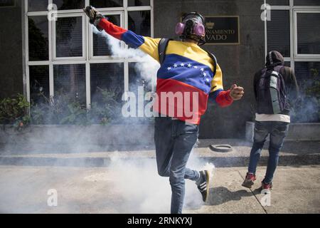 (170427) -- CARACAS, le 27 avril 2017 -- des partisans de l'opposition prennent part à une manifestation à Caracas, Venezuela, le 26 avril 2017. La ministre des Affaires étrangères du Venezuela, Delcy Rodriguez, a déclaré mercredi que le pays quitterait l Organisation des États Américains (OEA). Le Venezuela a été déchiré par une crise politique et économique, qui a dégénéré en affrontements entre partisans du gouvernement et de l'opposition en avril, faisant au moins 29 morts. (fnc) (ce) (gj) VENEZUELA-CARACAS-PROTEST FranciscoxBruzco PUBLICATIONxNOTxINxCHN Caracas avril 27 2017 des partisans de l'opposition prennent part à une manifestation en RCA Banque D'Images