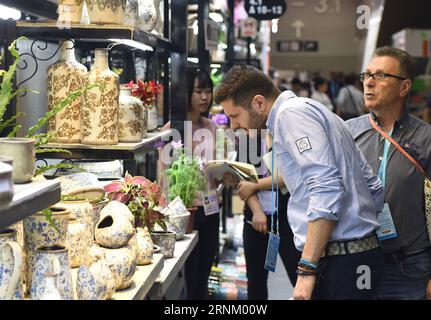 (170427) -- GUANGZHOU, 27 avril 2017 -- Un commerçant choisit des vases à la Foire de Canton à Guangzhou, capitale de la province du Guangdong du sud de la Chine, le 27 avril 2017. La deuxième phase de la 121e Foire d'importation et d'exportation de Chine, connue sous le nom de Foire de Canton, a été fermée et la troisième phase se tiendra du 1 au 5 mai. La Foire de l importation et de l exportation de Chine a lieu chaque printemps et en automne et est considérée comme un baromètre du commerce extérieur du pays. (lfj) CHINA-GUANGDONG-CANTON FAIR (CN) LuxHanxin PUBLICATIONxNOTxINxCHN Guangzhou avril 27 2017 un commerçant sélectionne des vases À la Foire de Canton à Guangzhou capitale du S. Banque D'Images