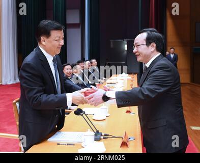 (170427) -- PÉKIN, 27 avril 2017 -- Liu Yunshan (L), président du Comité central du Parti communiste chinois (PCC) et membre du Comité permanent du Bureau politique du Comité central du PCC, décerne des certificats à un diplômé lors d'une cérémonie de remise des diplômes du semestre de printemps de la Party School à Beijing, capitale de la Chine, le 27 avril 2017. ) (Zhs) CHINA-BEIJING-LIU YUNSHAN-PARTY SCHOOL-GRADUATION (CN) RaoxAimin PUBLICATIONxNOTxINxCHN Beijing avril 27 2017 Liu Yunshan le Président de l'École du Parti communiste chinois CPC Comité central et Banque D'Images