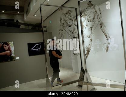 (170427) -- BEIJING, le 27 avril 2017 -- Un homme regarde une œuvre d'art lors d'une exposition sur l'esprit contemporain des femmes à Beijing, capitale de la Chine, le 27 avril 2017.) (dhf) CHINA-BEIJING-WOMEN SPIRIT-EXHIBITION (CN) GaoxJing PUBLICATIONxNOTxINxCHN Beijing avril 27 2017 un homme regarde vers l'œuvre À l'exposition SUR L'esprit contemporain des femmes S à Beijing capitale de la Chine avril 27 2017 DHF Chine Beijing Women Spirit Exhibition CN GaoxJing PUBLICATIONxNOTxINxCHN Banque D'Images