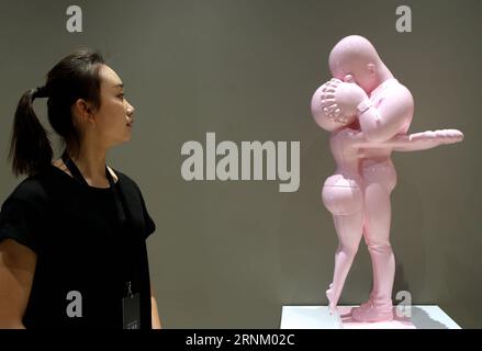 (170427) -- BEIJING, le 27 avril 2017 -- Une dame regarde une œuvre d'art lors d'une exposition sur l'esprit contemporain des femmes à Beijing, capitale de la Chine, le 27 avril 2017.) (dhf) CHINA-BEIJING-WOMEN SPIRIT-EXHIBITION (CN) GaoxJing PUBLICATIONxNOTxINxCHN Beijing avril 27 2017 une dame regarde à l'œuvre À l'exposition SUR L'esprit contemporain des femmes S à Beijing capitale de la Chine avril 27 2017 DHF Chine Beijing Women Spirit Exhibition CN GaoxJing PUBLICATIONxNOTxINxCHN Banque D'Images