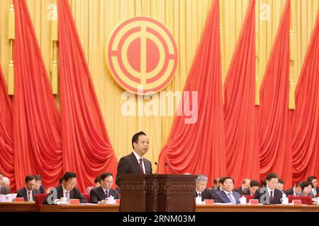 (170427) -- PÉKIN, 27 avril 2017 -- Li Jianguo, membre du bureau politique du comité central du Parti communiste chinois (PCC) et également président de la Fédération panchinoise des syndicats, prend la parole lors d une cérémonie nationale récompensant les travailleurs pour leur contribution au développement du pays au Grand Hall du peuple à Beijing, capitale de la Chine, le 27 avril 2017. ) (Zhs) CHINA-BEIJING-LI JIANGUO-WORKERS-AWARD CEREMONY(CN) CaixYang PUBLICATIONxNOTxINxCHN Pékin le 27 2017 avril quitte Jianguo membre du bureau politique du Comité central du Parti communiste chinois PCC et Banque D'Images