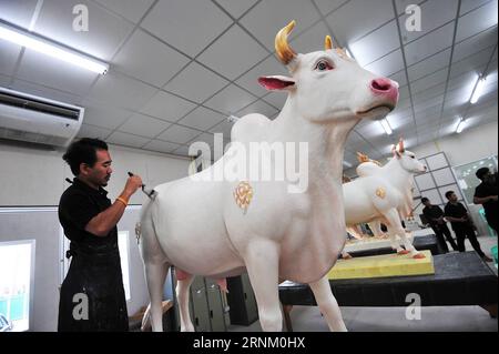 (170428) -- BANGKOK, 28 avril 2017 -- le personnel du Département des Beaux-Arts travaille sur une sculpture ornementale pour la cérémonie de crémation du roi Bhumibol Adulyadej lors d'un atelier de fortune sur la place Sanam Luang à Bangkok, Thaïlande, le 28 avril 2017. Vendredi, le Cabinet thaïlandais a reconnu la tenue des cérémonies funéraires royales de cinq jours du roi Bhumibol Adulyadej du 25 au 29 octobre de cette année. RachhenxSageamsak) (yk) THAILAND-BANGKOK-KING-BHUMIBOL-FUNERAL-PREPARATION RachhenxSageamsak PUBLICATIONxNOTxINxCHN Bangkok avril 28 2017 le personnel du Département des Beaux-Arts travaille à l'ornement SC Banque D'Images