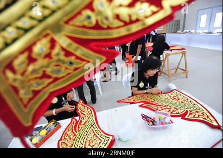 (170428) -- BANGKOK, 28 avril 2017 -- le personnel du Département des Beaux-Arts travaille sur une sculpture ornementale pour la cérémonie de crémation du roi Bhumibol Adulyadej lors d'un atelier de fortune sur la place Sanam Luang à Bangkok, Thaïlande, le 28 avril 2017. Vendredi, le Cabinet thaïlandais a reconnu la tenue des cérémonies funéraires royales de cinq jours du roi Bhumibol Adulyadej du 25 au 29 octobre de cette année. RachhenxSageamsak) (yk) THAILAND-BANGKOK-KING-BHUMIBOL-FUNERAL-PREPARATION RachhenxSageamsak PUBLICATIONxNOTxINxCHN Bangkok avril 28 2017 le personnel du Département des Beaux-Arts travaille à l'ornement SC Banque D'Images