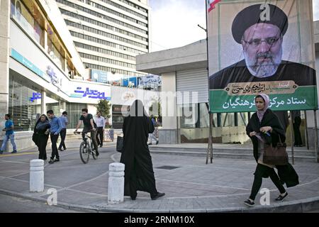 (170429) -- TÉHÉRAN, 29 avril 2017 -- des gens passent devant une affiche du candidat présidentiel iranien Ebrahim Reisi dans une rue de la ville de Mashhad, au nord-est de l'Iran, le 29 avril 2017. Le principal clerc iranien, Ebrahim Reisi, s'est inscrit pour la prochaine course présidentielle en Iran le 14 avril. ) IRAN-MASHHAD-PRESIDENTIAL RACE-EBRAHIM REISI AhmadxHalabisaz PUBLICATIONxNOTxINxCHN TÉHÉRAN avril 29 2017 des célébrités passent devant une affiche du candidat présidentiel iranien Ebrahim DANS une rue de la ville de Mashhad Nord-est de l'Iran LE 29 2017 avril, le clerc Ebrahim s'est inscrit à l'upcom Banque D'Images