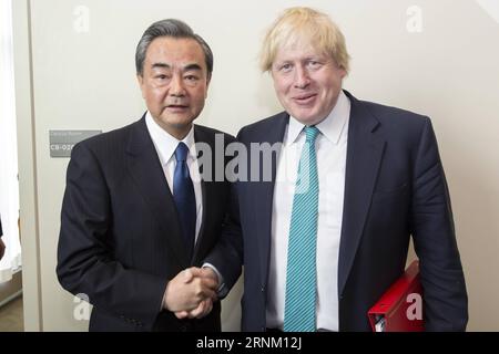 (170429) -- NATIONS UNIES, 29 avril 2017 -- le ministre chinois des Affaires étrangères Wang Yi (à gauche) rencontre le ministre britannique des Affaires étrangères Boris Johnson, au siège des Nations Unies à New York, le 28 avril 2017.) (dtf) un-CHINA-WANG YI-MEETING LixMuzi PUBLICATIONxNOTxINxCHN Nations Unies avril 29 2017 les ministres chinois des Affaires étrangères Wang Yi l rencontrent le ministre britannique des Affaires étrangères Boris Johnson AU siège de l'ONU à New York avril 28 2017 dtf China Wang Yi Meeting LiXMuzi PUBLICATIONxNOTxINxCHN Banque D'Images