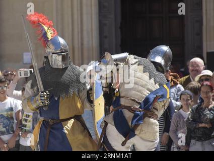 (170430) -- MDINA (MALTE), 30 avril 2017 -- des réacteurs habillés en soldats participent au Festival médiéval de Mdina à Mdina, Malte, le 30 avril 2017. Le Festival médiéval de Mdina 2017 a lieu ici les 29 et 30 avril dans la capitale médiévale de Malte, Mdina. Les rues de Mdina ont pris vie avec des reconstitutions de scènes de la période médiévale au cours de l'événement de deux jours.) MALTA-MDINA-MEDIEVAL MDINA FESTIVAL MarkxZammitxCordina PUBLICATIONxNOTxINxCHN Mdina Malta avril 30 2017 les acteurs de droite habillés en soldats prennent part au Festival médiéval Mdina à Mdina Malte LE 30 2017 avril le 2017 Mediev Banque D'Images