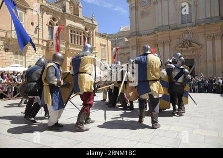 (170430) -- MDINA (MALTE), 30 avril 2017 -- des réacteurs habillés en soldats participent au Festival médiéval de Mdina à Mdina, Malte, le 30 avril 2017. Le Festival médiéval de Mdina 2017 a lieu ici les 29 et 30 avril dans la capitale médiévale de Malte, Mdina. Les rues de Mdina ont pris vie avec des reconstitutions de scènes de la période médiévale au cours de l'événement de deux jours.) MALTA-MDINA-MEDIEVAL MDINA FESTIVAL MarkxZammitxCordina PUBLICATIONxNOTxINxCHN Mdina Malta avril 30 2017 les acteurs de droite habillés en soldats prennent part au Festival médiéval Mdina à Mdina Malte LE 30 2017 avril le 2017 Mediev Banque D'Images