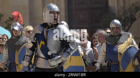 (170430) -- MDINA (MALTE), 30 avril 2017 -- des réacteurs habillés en soldats participent au Festival médiéval de Mdina à Mdina, Malte, le 30 avril 2017. Le Festival médiéval de Mdina 2017 a lieu ici les 29 et 30 avril dans la capitale médiévale de Malte, Mdina. Les rues de Mdina ont pris vie avec des reconstitutions de scènes de la période médiévale au cours de l'événement de deux jours.) MALTA-MDINA-MEDIEVAL MDINA FESTIVAL MarkxZammitxCordina PUBLICATIONxNOTxINxCHN Mdina Malta avril 30 2017 les acteurs de droite habillés en soldats prennent part au Festival médiéval Mdina à Mdina Malte LE 30 2017 avril le 2017 Mediev Banque D'Images