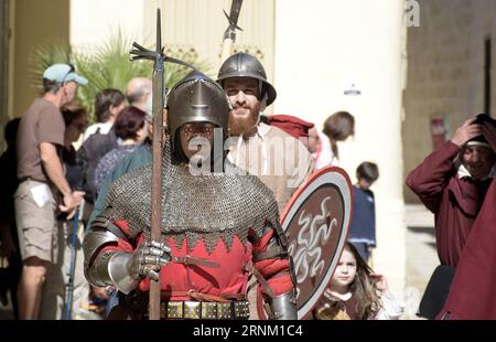 (170430) -- MDINA (MALTE), 30 avril 2017 -- Un réacteur habillé en soldat participe au Festival médiéval de Mdina à Mdina, Malte, le 30 avril 2017. Le Festival médiéval de Mdina 2017 a lieu ici les 29 et 30 avril dans la capitale médiévale de Malte, Mdina. Les rues de Mdina ont pris vie avec des reconstitutions de scènes de la période médiévale au cours de l'événement de deux jours.) MALTE-MDINA-MEDIEVAL MDINA FESTIVAL MarkxZammitxCordina PUBLICATIONxNOTxINxCHN Mdina Malte avril 30 2017 un enacteur de droite habillé en soldat prend part au Festival médiéval Mdina à Mdina Malte LE 30 2017 avril 2017 Banque D'Images