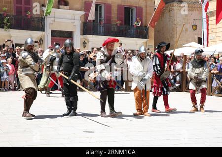 (170430) -- MDINA (MALTE), 30 avril 2017 -- des réacteurs habillés en soldats participent au Festival médiéval de Mdina à Mdina, Malte, le 30 avril 2017. Le Festival médiéval de Mdina 2017 a lieu ici les 29 et 30 avril dans la capitale médiévale de Malte, Mdina. Les rues de Mdina ont pris vie avec des reconstitutions de scènes de la période médiévale au cours de l'événement de deux jours.) MALTA-MDINA-MEDIEVAL MDINA FESTIVAL YuanxYun PUBLICATIONxNOTxINxCHN Mdina Malta avril 30 2017 les acteurs de droite habillés en soldats prennent part au Festival médiéval Mdina à Mdina Malte LE 30 2017 avril 2017 la Mdina Fe médiévale Banque D'Images