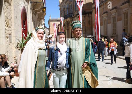 (170430) -- MDINA (MALTE), 30 avril 2017 -- deux réacteurs posent pour des photos avec un visiteur au Festival médiéval de Mdina à Mdina, Malte, le 30 avril 2017. Le Festival médiéval de Mdina 2017 a lieu ici les 29 et 30 avril dans la capitale médiévale de Malte, Mdina. Les rues de Mdina ont pris vie avec des reconstitutions de scènes de la période médiévale au cours de l'événement de deux jours.) MALTA-MDINA-MEDIEVAL MDINA FESTIVAL YuanxYun PUBLICATIONxNOTxINxCHN Mdina Malta avril 30 2017 deux acteurs de droite posent pour des photos avec un visiteur AU Medieval Mdina Festival à Mdina Malte LE 30 2017 avril 2017 Medieva Banque D'Images