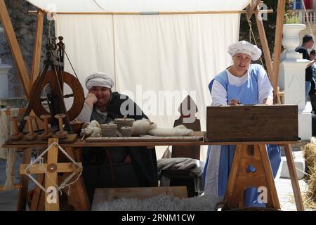 (170430) -- MDINA (MALTE), 30 avril 2017 -- deux réacteurs attendent de vendre des produits textiles en laine au Festival médiéval de Mdina à Mdina, Malte, le 30 avril 2017. Le Festival médiéval de Mdina 2017 a lieu ici les 29 et 30 avril dans la capitale médiévale de Malte, Mdina. Les rues de Mdina ont pris vie avec des reconstitutions de scènes de la période médiévale au cours de l'événement de deux jours.) MALTE-MDINA-MEDIEVAL MDINA FESTIVAL YuanxYun PUBLICATIONxNOTxINxCHN Mdina Malta avril 30 2017 deux enacteurs de droite attendent de vendre des produits TEXTILES en laine AU Medieval Mdina Festival à Mdina Malte LE 30 2017 avril le 2017 Banque D'Images