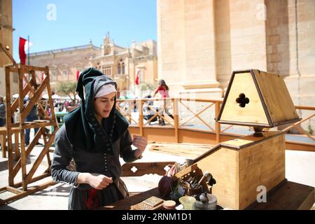 (170430) -- MDINA (MALTE), 30 avril 2017 -- Un réacteur présente des outils et des méthodes d'impression pendant la période médiévale de Malte au Festival médiéval de Mdina à Mdina, Malte, le 30 avril 2017. Le Festival médiéval de Mdina 2017 a lieu ici les 29 et 30 avril dans la capitale médiévale de Malte, Mdina. Les rues de Mdina ont pris vie avec des reconstitutions de scènes de la période médiévale au cours de l'événement de deux jours.) MALTA-MDINA-MEDIEVAL MDINA FESTIVAL YuanxYun PUBLICATIONxNOTxINxCHN Mdina Malta avril 30 2017 a Right Enactor introduit des outils et des méthodes d'impression au cours de la période médiévale de Malte S AU me Banque D'Images