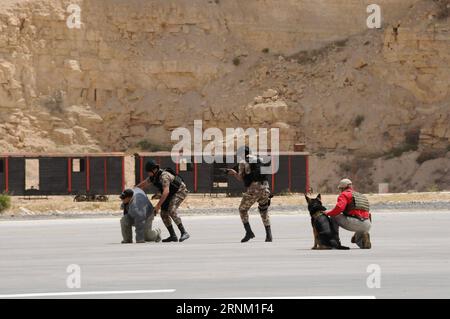 (170501) -- AMMAN, le 1 mai 2017 -- des membres des forces spéciales jordaniennes participent à un exercice lors de la cérémonie d'ouverture de la neuvième compétition de guerriers annuelle de cinq jours qui s'est tenue au Centre de formation aux opérations spéciales Roi Abdullah II (KASOTC) à Amman, Jordanie, le 30 avril 2017. (djj) JORDAN-AMMAN-WARRIOR COMPETITION ShenxYang PUBLICATIONxNOTxINxCHN Amman Mai 1 2017 des membres des forces spéciales jordaniennes participent à un exercice lors de la cérémonie d'ouverture de la neuvième compétition de guerriers annuelle de cinq jours AU King Abdullah II Special Operations Training Center KASOTC à Amman en Jordanie Banque D'Images