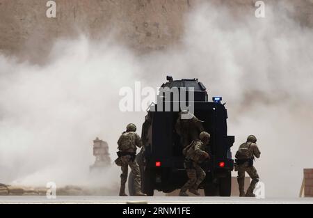 (170501) -- AMMAN, le 1 mai 2017 -- des membres des forces spéciales jordaniennes participent à un exercice lors de la cérémonie d'ouverture de la neuvième compétition de guerriers annuelle de cinq jours qui s'est tenue au Centre de formation aux opérations spéciales Roi Abdullah II (KASOTC) à Amman, Jordanie, le 30 avril 2017. (djj) JORDAN-AMMAN-WARRIOR COMPETITION MohammadxAbuxGhosh PUBLICATIONxNOTxINxCHN Amman Mai 1 2017 des membres des forces spéciales jordaniennes participent à un exercice lors de la cérémonie d'ouverture de la neuvième compétition annuelle de guerriers héros AU King Abdullah II Special Operations Training Center KASOTC à AMM Banque D'Images