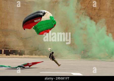 (170501) -- AMMAN, le 1 mai 2017 -- des membres des forces spéciales jordaniennes participent à un exercice lors de la cérémonie d'ouverture de la neuvième compétition de guerriers annuelle de cinq jours qui s'est tenue au Centre de formation aux opérations spéciales Roi Abdullah II (KASOTC) à Amman, Jordanie, le 30 avril 2017. (djj) JORDAN-AMMAN-WARRIOR COMPETITION ShenxYang PUBLICATIONxNOTxINxCHN Amman Mai 1 2017 des membres des forces spéciales jordaniennes participent à un exercice lors de la cérémonie d'ouverture de la neuvième compétition de guerriers annuelle de cinq jours AU King Abdullah II Special Operations Training Center KASOTC à Amman en Jordanie Banque D'Images