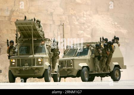 (170501) -- AMMAN, le 1 mai 2017 -- des membres des forces spéciales jordaniennes participent à un exercice lors de la cérémonie d'ouverture de la neuvième compétition de guerriers annuelle de cinq jours qui s'est tenue au Centre de formation aux opérations spéciales Roi Abdullah II (KASOTC) à Amman, Jordanie, le 30 avril 2017. (djj) JORDAN-AMMAN-WARRIOR COMPETITION MohammadxAbuxGhosh PUBLICATIONxNOTxINxCHN Amman Mai 1 2017 des membres des forces spéciales jordaniennes participent à un exercice lors de la cérémonie d'ouverture de la neuvième compétition annuelle de guerriers héros AU King Abdullah II Special Operations Training Center KASOTC à AMM Banque D'Images