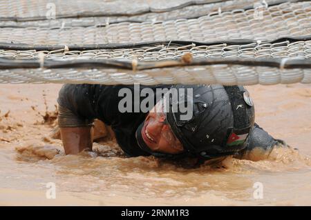 (170501) -- AMMAN, le 1 mai 2017 -- Un soldat participe au match de course à la mort le deuxième jour de la neuvième compétition annuelle de guerriers au Centre de formation aux opérations spéciales du Roi Abdullah II à Amman, Jordanie, le 1 mai 2017. L'événement a débuté dimanche avec la participation de militaires d'élite, de forces spéciales, de forces antiterroristes et de forces de l'ordre avec 32 équipes de 17 pays. JORDAN-AMMAN-WARRIOR COMPETITION ShenxYang PUBLICATIONxNOTxINxCHN Amman Mai 1 2017 un soldat participe au Death Run Match LE deuxième jour de la neuvième compétition annuelle de guerriers AU Ki Banque D'Images