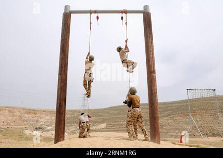 (170501) -- AMMAN, le 1 mai 2017 -- des soldats participent au match de la course à mort le deuxième jour de la neuvième compétition annuelle de guerriers au Centre de formation aux opérations spéciales du Roi Abdullah II à Amman, Jordanie, le 1 mai 2017. L'événement a débuté dimanche avec la participation de militaires d'élite, de forces spéciales, de forces antiterroristes et de forces de l'ordre avec 32 équipes de 17 pays. JORDAN-AMMAN-WARRIOR COMPETITION ShenxYang PUBLICATIONxNOTxINxCHN Amman Mai 1 2017 soldats participent au Death Run Match LE deuxième jour de la neuvième compétition annuelle de guerriers AU King A. Banque D'Images