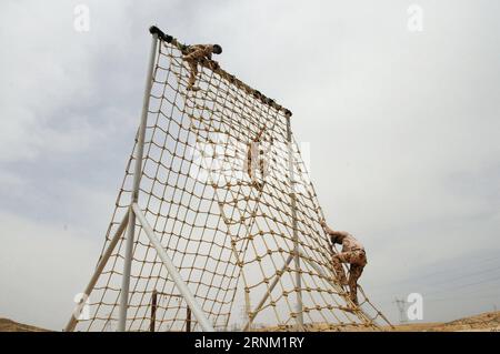 (170501) -- AMMAN, le 1 mai 2017 -- des soldats participent au match de la course à mort le deuxième jour de la 9e compétition annuelle de guerriers au Centre d'entraînement aux opérations spéciales du Roi Abdullah II à Amman, Jordanie, le 1 mai 2017. L'événement a débuté dimanche avec la participation de militaires d'élite, de forces spéciales, de forces antiterroristes et de forces de l'ordre avec 32 équipes de 17 pays. JORDAN-AMMAN-WARRIOR COMPETITION ShenxYang PUBLICATIONxNOTxINxCHN Amman Mai 1 2017 soldats participent au Death Run Match LE deuxième jour de la 9e compétition annuelle de guerriers AU King Abdul Banque D'Images