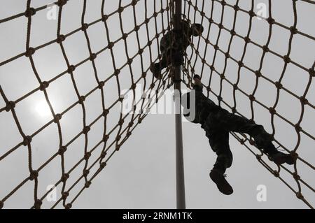 (170501) -- AMMAN, le 1 mai 2017 -- des soldats participent au match de la course à mort le deuxième jour de la neuvième compétition annuelle de guerriers au Centre de formation aux opérations spéciales du Roi Abdullah II à Amman, Jordanie, le 1 mai 2017. L'événement a débuté dimanche avec la participation de militaires d'élite, de forces spéciales, de forces antiterroristes et de forces de l'ordre avec 32 équipes de 17 pays. JORDAN-AMMAN-WARRIOR COMPETITION ShenxYang PUBLICATIONxNOTxINxCHN Amman Mai 1 2017 soldats participent au Death Run Match LE deuxième jour de la neuvième compétition annuelle de guerriers AU King A. Banque D'Images