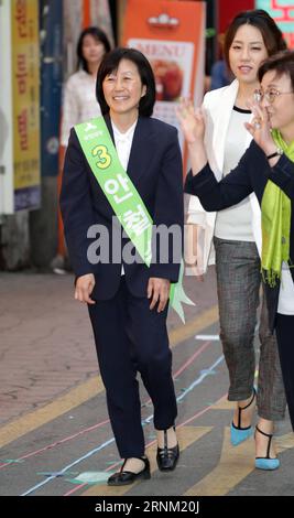 (170502) -- SÉOUL, le 2 mai 2017 -- Kim mi-kyung (à gauche), épouse d'Ahn Cheol-soo, candidate à la présidence du Parti populaire, réagit lors d'une campagne pour l'élection présidentielle à Séoul, Corée du Sud, le 2 mai 2017. L'élection présidentielle sud-coréenne aura lieu le 9 mai. ) (gl) CORÉE DU SUD-SÉOUL-AHN CHEOL-SOO-WIFE LeexSang-ho PUBLICATIONxNOTxINxCHN Séoul Mai 2 2017 Kim mi Kyung l épouse d'Ahn Cheol Soo candidat présidentiel des célébrités le Parti S réagit lors d'une campagne pour la prochaine ÉLECTION présidentielle à Séoul Corée du Sud LE 2 2017 mai L'ÉLECTION présidentielle sud-coréenne se tiendra Banque D'Images