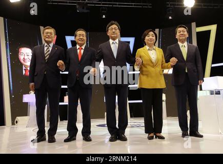 Themen der Woche Bilder des Tages Wahl in Südkorea : TV-Debatte in Seoul (170502) -- SÉOUL, 2 mai 2017 () -- candidats sud-coréens à l'élection présidentielle (de gauche à droite:) Moon Jae-in du Parti démocratique de Corée, Hong Joon-pyo du Parti Liberty Korea, Yoo Seong-min du Parti Bareun, SIM sang-jung du Parti de la justice et Ahn Cheol-soo du Parti populaire, posent pour des photos avant un débat télévisé pour l'élection présidentielle du 9 mai à Séoul le 2 mai 2017. () (gl) SOUTH KOREA-SEOUL-ELECTION-TELEVISED DEBATE Xinhua PUBLICATIONxNOTxINxCHN Thèmes de la semaine Images le choix du jour Banque D'Images