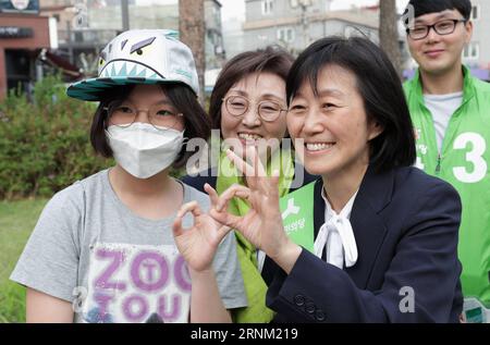 (170502) -- SÉOUL, le 2 mai 2017 -- Kim mi-kyung (R, front), épouse d'Ahn Cheol-soo, candidate à la présidence du Parti populaire, réagit lors d'une campagne pour l'élection présidentielle à Séoul, Corée du Sud, le 2 mai 2017. L'élection présidentielle sud-coréenne aura lieu le 9 mai. ) (gl) CORÉE DU SUD-SÉOUL-AHN CHEOL-SOO-WIFE LeexSang-ho PUBLICATIONxNOTxINxCHN Séoul Mai 2 2017 Kim mi Kyung r épouse de Ahn Cheol Soo candidate présidentielle des célébrités le Parti S réagit lors d'une campagne pour la prochaine ÉLECTION présidentielle à Séoul Corée du Sud LE 2 2017 mai Banque D'Images