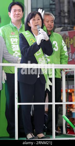 (170502) -- SÉOUL, le 2 mai 2017 -- Kim mi-kyung (C), épouse d'Ahn Cheol-soo, candidate présidentielle du Parti populaire, prend la parole lors d'une campagne pour l'élection présidentielle à Séoul, Corée du Sud, le 2 mai 2017. L'élection présidentielle sud-coréenne aura lieu le 9 mai. ) (gl) CORÉE DU SUD-SÉOUL-AHN CHEOL-SOO-WIFE LeexSang-ho PUBLICATIONxNOTxINxCHN Séoul Mai 2 2017 Kim mi Kyung C épouse d'Ahn Cheol Soo candidate présidentielle des célébrités S Party prend la parole lors d'une campagne pour la prochaine ÉLECTION présidentielle à Séoul Corée du Sud LE 2 2017 mai L'ÉLECTION présidentielle sud-coréenne se tiendra Banque D'Images