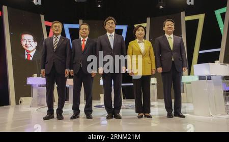 Wahl in Südkorea : TV-Debatte in Seoul (170502) -- SÉOUL, 2 mai 2017 () -- candidats sud-coréens à l'élection présidentielle (de gauche à droite :) Moon Jae-in du Parti démocratique de Corée, Hong Joon-pyo du Parti Liberty Korea, Yoo Seong-min du Parti Bareun, SIM sang-jung du Parti de la justice et Ahn Cheol-soo du Parti populaire, posent pour des photos avant un débat télévisé pour l'élection présidentielle du 9 mai à Séoul le 2 mai 2017. () (gl) CORÉE DU SUD-SÉOUL-ÉLECTION-DÉBAT TÉLÉVISÉ Xinhua PUBLICATIONxNOTxINxCHN choix en Corée du Sud débat télévisé à Séoul Séoul Mai 2 2017 Corée du Sud Banque D'Images