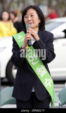 (170502) -- SÉOUL, le 2 mai 2017 -- Kim mi-kyung, épouse d'Ahn Cheol-soo, candidate à la présidence du Parti populaire, prend la parole lors d'une campagne pour l'élection présidentielle à Séoul, Corée du Sud, le 2 mai 2017. L'élection présidentielle sud-coréenne aura lieu le 9 mai. ) (gl) CORÉE DU SUD-SÉOUL-AHN CHEOL-SOO-WIFE LeexSang-ho PUBLICATIONxNOTxINxCHN Séoul Mai 2 2017 Kim mi Kyung épouse d'Ahn Cheol Soo candidate présidentielle des célébrités le Parti S prend la parole lors d'une campagne pour la prochaine ÉLECTION présidentielle à Séoul Corée du Sud LE 2 2017 mai L'ÉLECTION présidentielle sud-coréenne prendra P Banque D'Images
