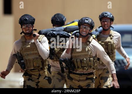 (170503) -- AMMAN, le 3 mai 2017 -- des soldats égyptiens participent à la neuvième compétition annuelle de guerriers au Centre de formation aux opérations spéciales Roi Abdullah II à Amman, Jordanie, le 2 mai 2017.) (hy) COMPÉTITION JORDANIE-AMMAN-GUERRIER MohammedxAbuxGhosh PUBLICATIONxNOTxINxCHN Amman Mai 3 2017 des soldats égyptiens participent à la neuvième compétition annuelle de guerriers AU Centre de formation aux opérations spéciales du Roi Abdullah II à Amman Jordanie LE 2 2017 mai Hy Jordan Amman Warrior Competition PUBLICATIONxNOTxINxCHN Banque D'Images