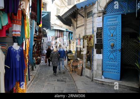 (170505) -- TUNIS, 5 mai 2017 -- les touristes marchent dans les rues de la Médina de Tunis, capitale de la Tunisie, le 4 mai 2017. La médina de Tunis, située dans la capitale tunisienne, a été inscrite au patrimoine mondial par l'Organisation des Nations Unies pour l'éducation, la science et la culture (UNESCO) en 1979. (Zxj) TUNISIE-TUNIS-TOURISME-MÉDINA AdelexEzzine PUBLICATIONxNOTxINxCHN Banque D'Images