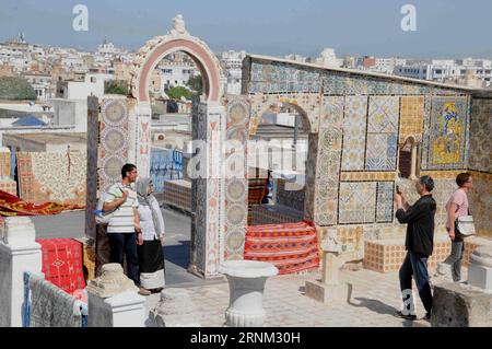 (170505) -- TUNIS, 5 mai 2017 -- des gens posent pour des photos sur le toit d'une maison locale dans la Médina de Tunis, capitale de la Tunisie, le 4 mai 2017. La médina de Tunis, située dans la capitale tunisienne, a été inscrite au patrimoine mondial par l'Organisation des Nations Unies pour l'éducation, la science et la culture (UNESCO) en 1979. (Zxj) TUNISIE-TUNIS-TOURISME-MÉDINA AdelexEzzine PUBLICATIONxNOTxINxCHN Banque D'Images