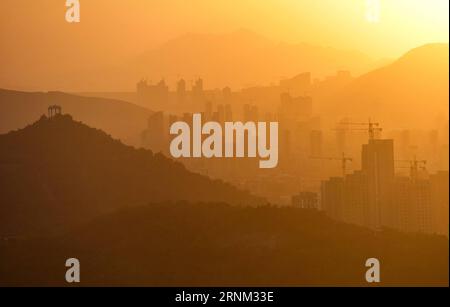 (170505) -- URUMQI, 5 mai 2017 -- une photo prise le 18 septembre 2016 montre des paysages ensoleillés à Urumqi, capitale de la région autonome ouïgoure du Xinjiang du nord-ouest de la Chine. )(mcg) CHINA-URUMQI-SCENERY (CN) JiangxWenyao PUBLICATIONxNOTxINxCHN Urumqi Mai 5 2017 photo prise LE 18 2016 septembre montre des paysages de lueur de soleil à Urumqi capitale du nord-ouest de la Chine S Xinjiang Uygur région autonome mcg Chine Urumqi Scenery CN JiangxWenyao PUBLICATIONxNOTxINxINxCHN Banque D'Images