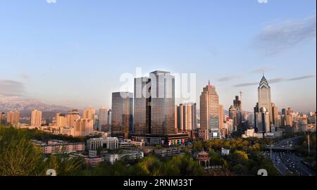 (170505) -- URUMQI, 5 mai 2017 -- une photo prise le 3 mai 2017 montre des bâtiments à Urumqi, capitale de la région autonome ouïgoure du Xinjiang du nord-ouest de la Chine. )(MCG) CHINA-URUMQI-SCENERY (CN) WangxFei PUBLICATIONxNOTxINxCHN Urumqi Mai 5 2017 photo prise LE 3 2017 mai montre des bâtiments à Urumqi capitale du nord-ouest de la Chine S Xinjiang Uygur région autonome mcg Chine Urumqi Scenery CN WangxFEI PUBLICATIONxNOTxINxCHN Banque D'Images