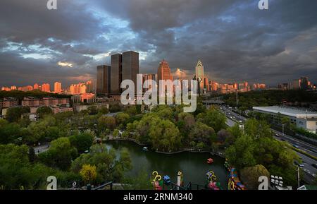 (170505) -- URUMQI, 5 mai 2017 -- une photo prise le 24 avril 2016 montre des paysages ensoleillés à Urumqi, capitale de la région autonome ouïgoure du Xinjiang du nord-ouest de la Chine. )(mcg) CHINA-URUMQI-SCENERY (CN) JiangxWenyao PUBLICATIONxNOTxINxCHN Urumqi Mai 5 2017 photo prise LE 24 2016 avril montre des paysages de lueur de soleil à Urumqi capitale du nord-ouest de la Chine S Xinjiang Uygur région autonome MCG Chine Urumqi Scenery CN JiangxWenyao PUBLICATIONxNOTxINxINxCHN Banque D'Images