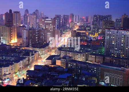 (170505) -- URUMQI, 5 mai 2017 -- une photo prise le 18 septembre 2016 montre une scène nocturne d'Urumqi, capitale de la région autonome ouïgoure du Xinjiang du nord-ouest de la Chine. )(MCG) CHINA-URUMQI-SCENERY (CN) JiangxWenyao PUBLICATIONxNOTxINxCHN Urumqi Mai 5 2017 photo prise LE 18 2016 septembre montre scène nocturne d'Urumqi capitale du nord-ouest de la Chine S Xinjiang Uygur région autonome MCG Chine Urumqi Scendre CN JiangxWenyao PUBLICATIONxNOTxINxCHN Banque D'Images