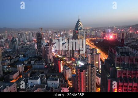 (170505) -- URUMQI, 5 mai 2017 -- une photo prise le 18 septembre 2016 montre une scène nocturne d'Urumqi, capitale de la région autonome ouïgoure du Xinjiang du nord-ouest de la Chine. )(MCG) CHINA-URUMQI-SCENERY (CN) JiangxWenyao PUBLICATIONxNOTxINxCHN Urumqi Mai 5 2017 photo prise LE 18 2016 septembre montre scène nocturne d'Urumqi capitale du nord-ouest de la Chine S Xinjiang Uygur région autonome MCG Chine Urumqi Scendre CN JiangxWenyao PUBLICATIONxNOTxINxCHN Banque D'Images